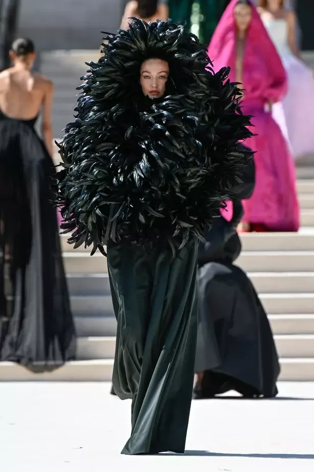 Gigi Hadid дөрвөн жилийн дараа Haute Couture тайзнаа дахин алхлаа